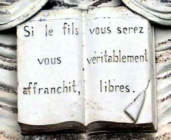 bible portant une inscription sur la faade du temple d'Etaules