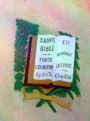 dtail de la bible en faade de la chapelle lthodoste d'Anduze